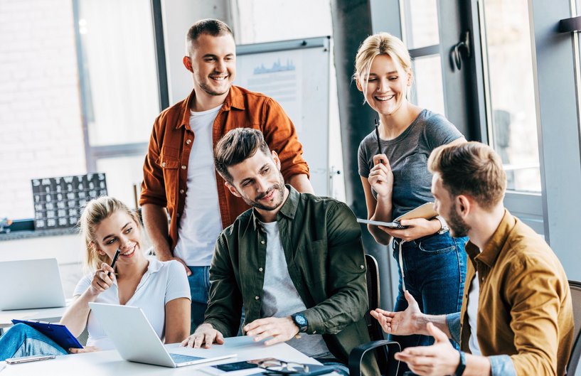 5 junge Menschen in einem Meeting 5 junge Menschen in einem Meeting